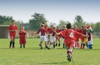 bambini che giocano a calcio