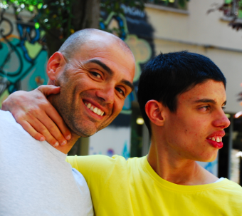 Luca con il suo insegnante di sostegno Ermes Assirelli (foto di Barbara Gnisci)