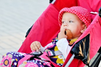 bambina nel passeggino