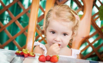 bambina frutta fragole boccone