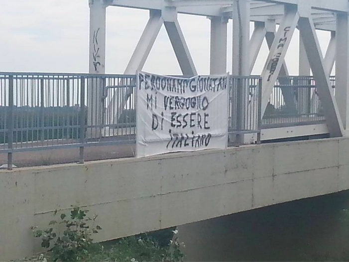 Ravenna, a Ponte Nuovo uno striscione per Gionatan: "Mi vergogno di essere italiano"