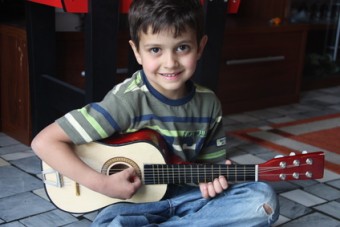 bambino che suona la chitarra