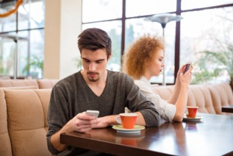 telefonino WhatsApp ristorante uomo donna