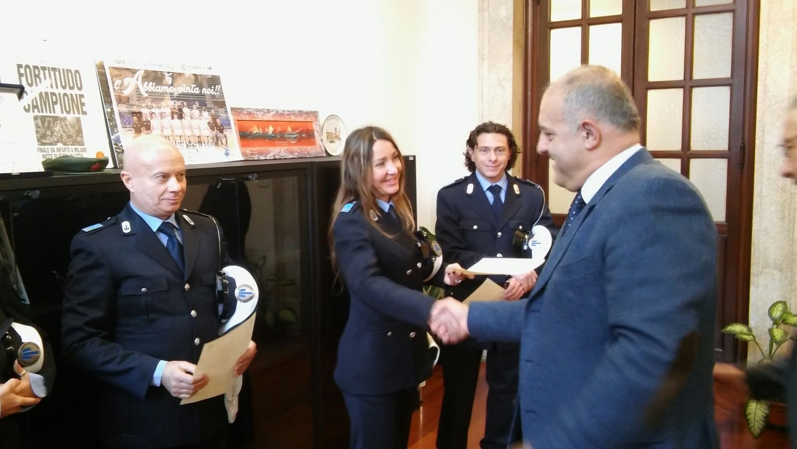 Scoprono maniaco sessuale: premiati i vigili urbani