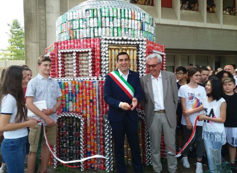 Ravenna, i ragazzi fanno un Mausoleo di lattine nell'ora di alternativa