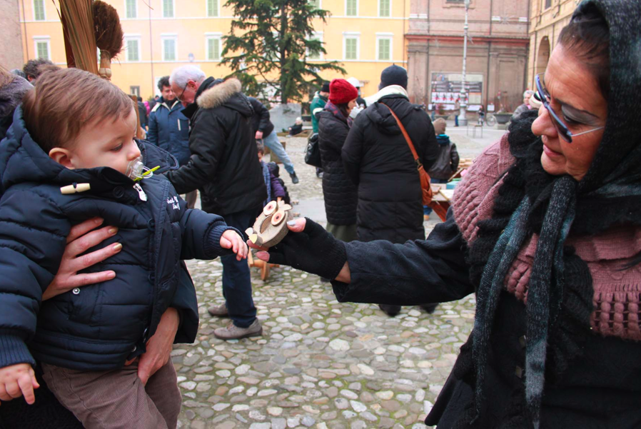 Forlì, 1800 calze per i bimbi in piazza Saffi