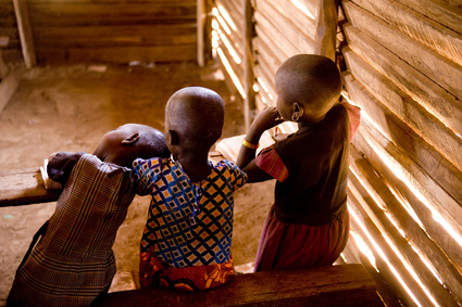 Rinuncia al regalo di Natale per i bimbi africani, 13enne insultato