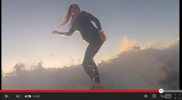 Nove mesi di gravidanza sul surf: il video fa il giro del mondo