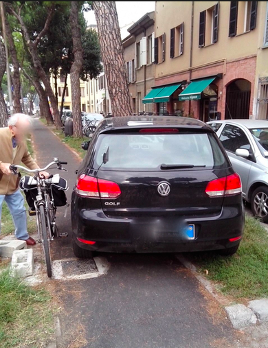 Parcheggio selvaggio sulla ciclabile: la segnalazione di una mamma