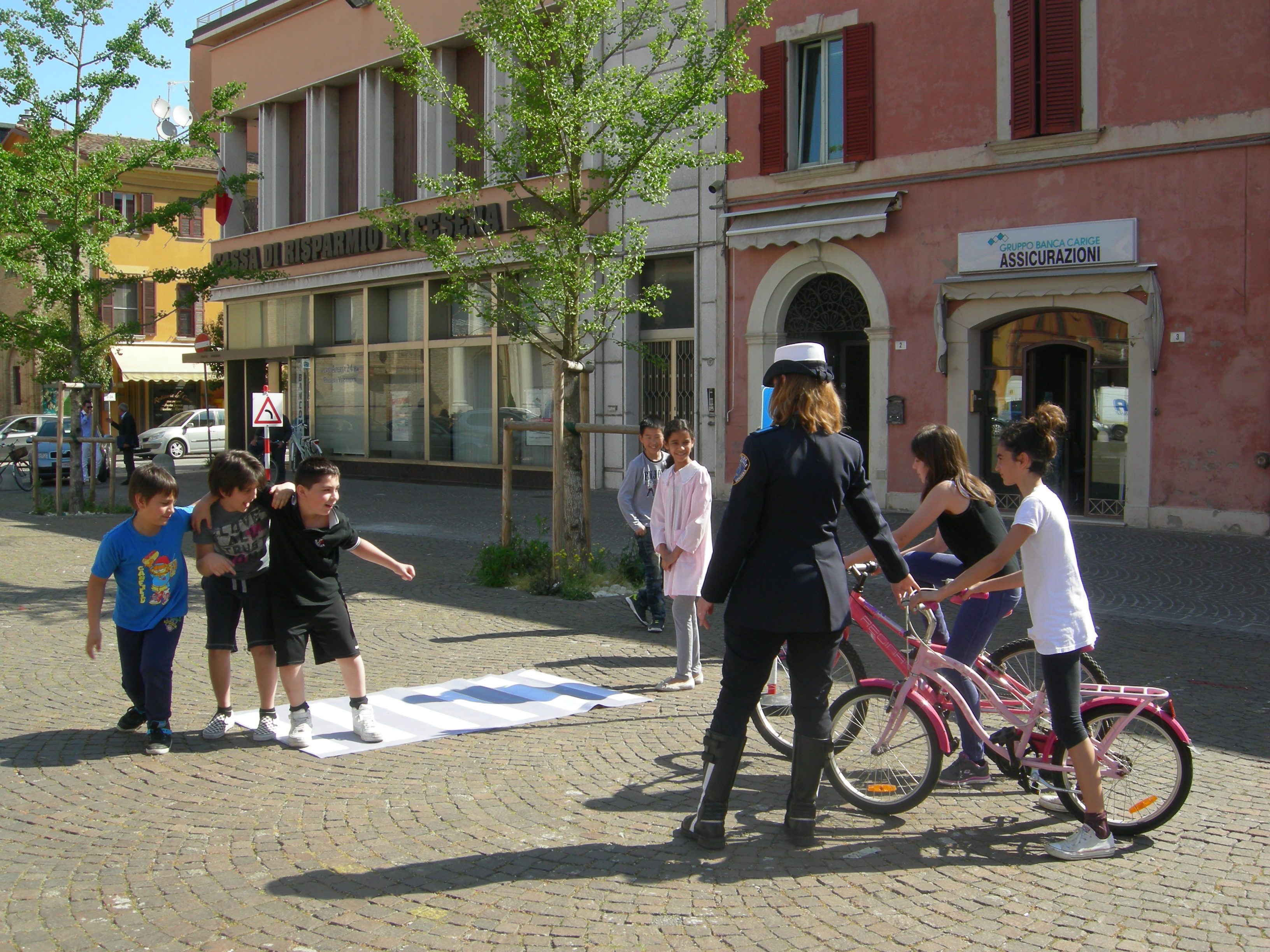 La lezione di educazione stradale? Si fa in piazza con la bici