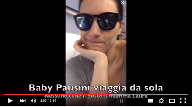 Laura Pausini e la figlia Paola separate in aereo: nessuno cambia il posto