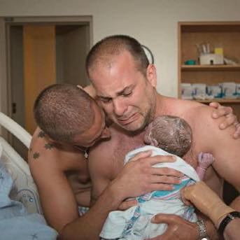 Foto di due papà in sala parto usata per una campagna omofoba