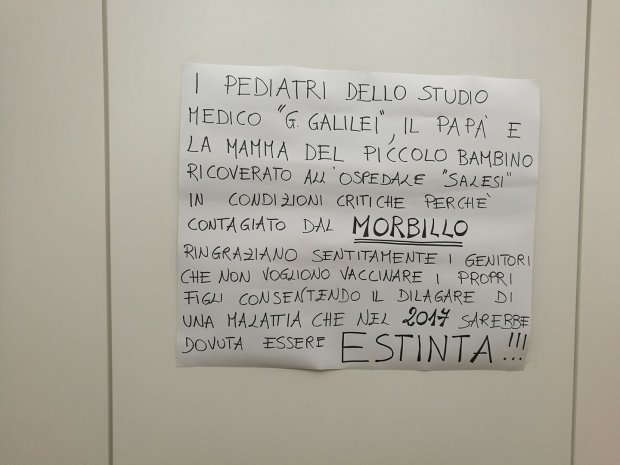 Prende il morbillo, i genitori: "Grazie a chi non vaccina"