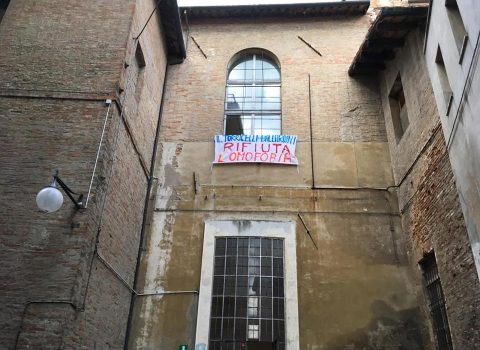 Insulti al ragazzino gay. La sua scuola lo difende a suon di striscioni