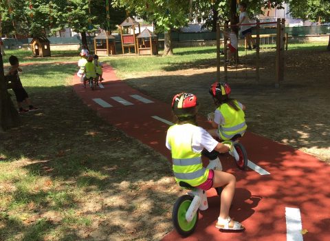 Piccoli ciclisti crescono: alla scuola per l'infanzia arriva la pista per i tricicli